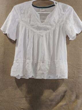 Knox Rose White Eyelet Lace V‑Neck Blouse